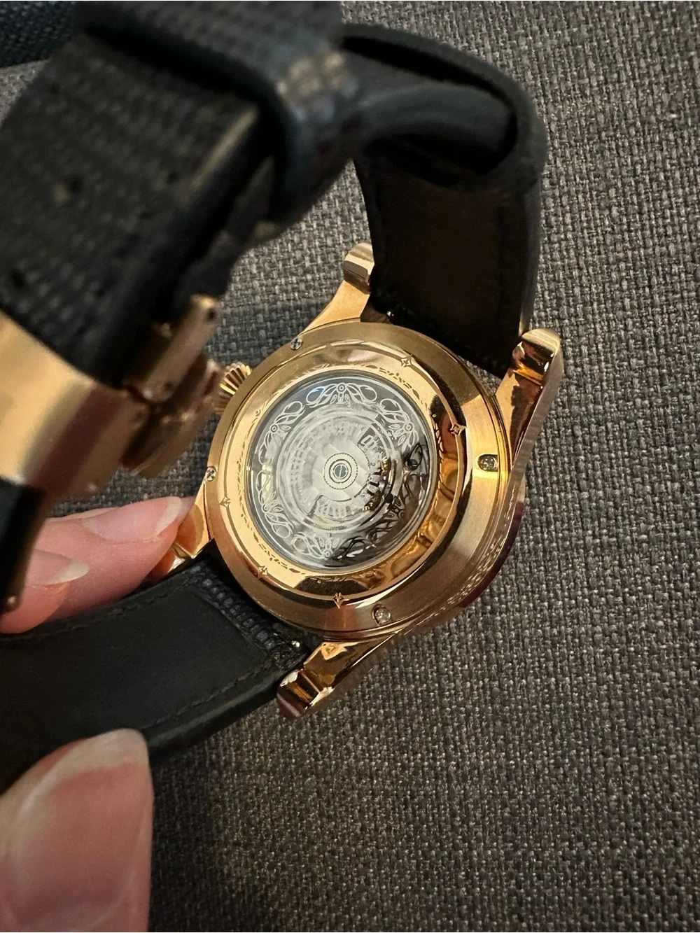 Bard’s whisper / Ornate Gold and Black Smartwatch with Decorative Dial
